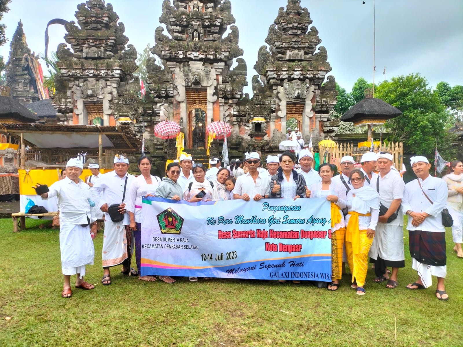  Bhakti Penganyar Ke Pura Agung Mandhara Giri Semeru Agung